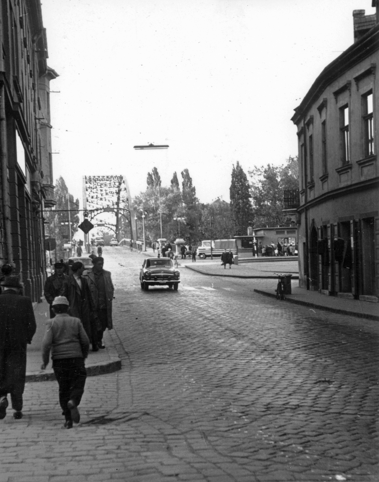Hungary, Győr, Jedlik Ányos utca, jobbra a Kreszta-ház. Háttérben a Dunakapu tér és a Kossuth híd., 1965, Kovács László Péter, bridge, street view, genre painting, cobblestones, M21 Wolga, József Beke-design, Fortepan #25627