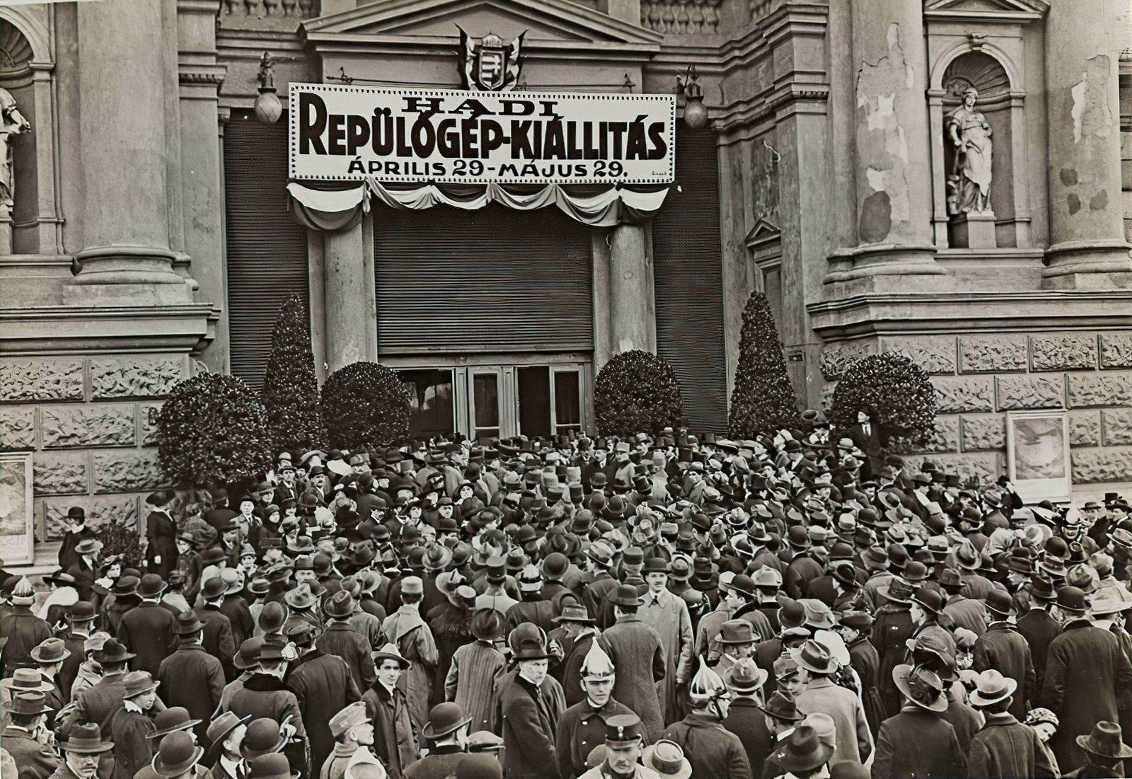 Hungary, Budapest XIV., hadi repülőgép-kiállításra várakozók az Iparcsarnok előtt., 1917, Országos Széchényi Könyvtár, Budapest, Fortepan #256270