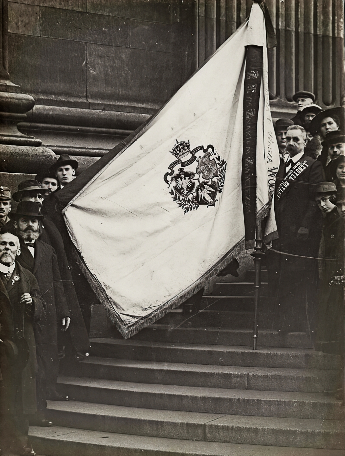 Magyarország, Budapest V., lengyel zászló a Szent István-bazilika előtt a Lengyel Királyság újjáalakítása alkalmából megtartott hálaadó mise alkalmával., 1916, Országos Széchényi Könyvtár, Müllner János, Budapest, címer, Fortepan #256273