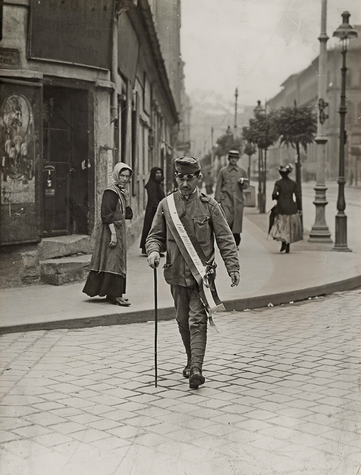 Hungary, Budapest VIII., Népszínház utca, vak hadirokkant a Tolnai Lajos (Conti) utca torkolatánál. A távolban a József körút., 1918, Országos Széchényi Könyvtár, Budapest, Fortepan #256275