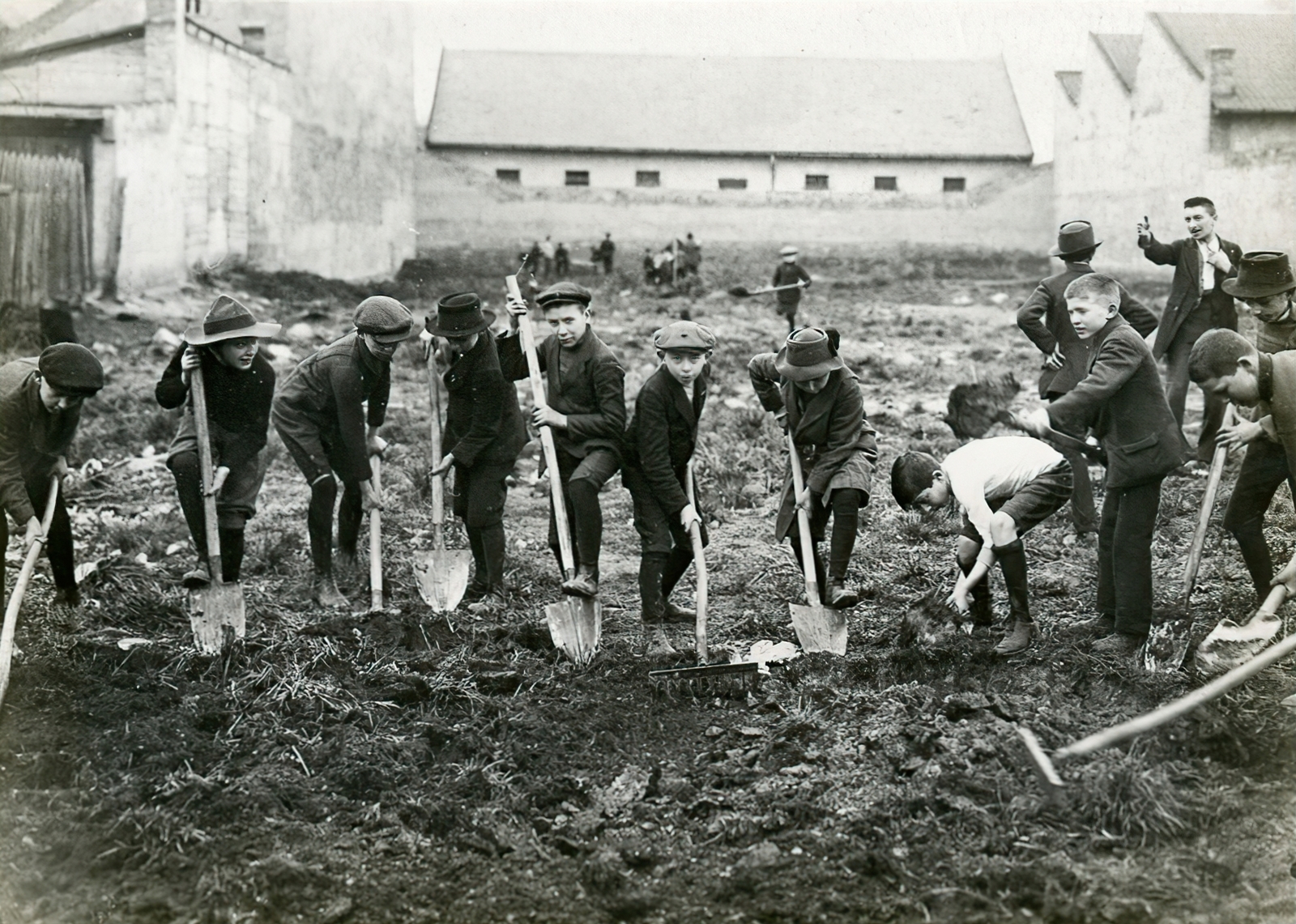 Hungary, Budapest, egy polgári iskola diákjai átengedett parlagföldeken földműves munkát végeznek 1915. áprilisában., 1915, Országos Széchényi Könyvtár, odd one out, work, spade, boys, Fortepan #256281