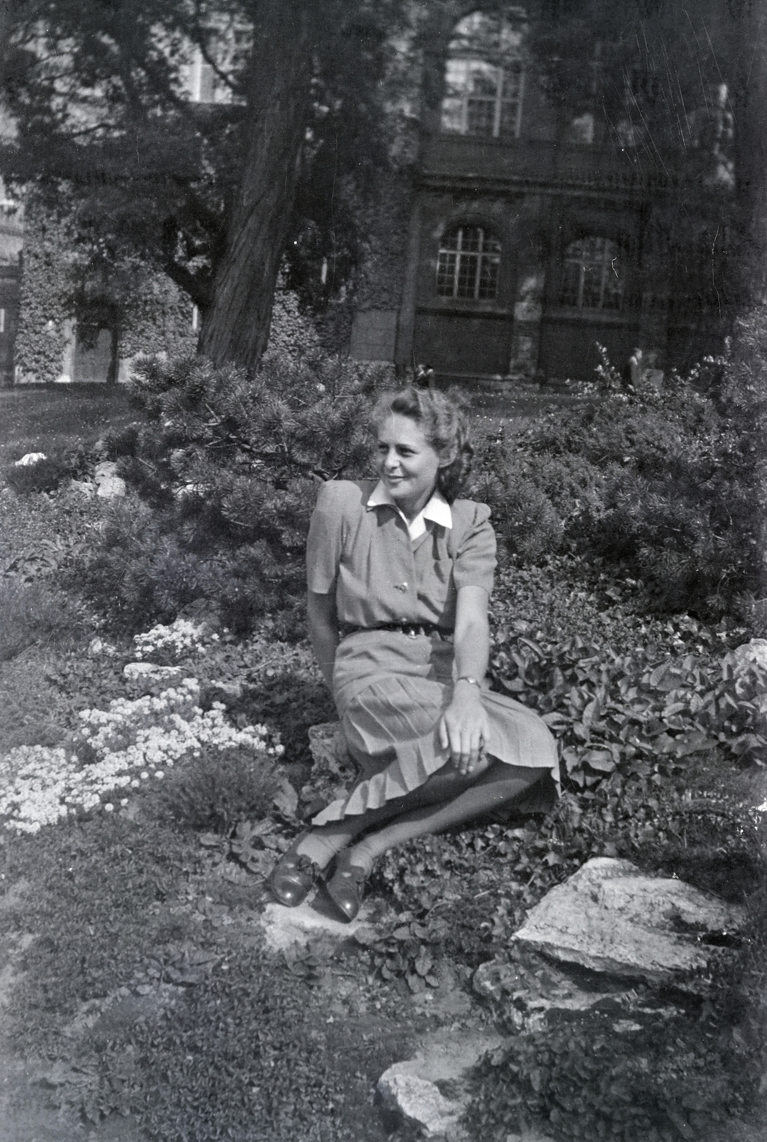 Hungary, Budapest XIV., a felvétel a Városligeti-tó partján készült. Háttérben a Vajdahunyad vára, a történelmi főcsoport reneszánsz épülete., 1939, Sík Endre, Budapest, Fortepan #256298