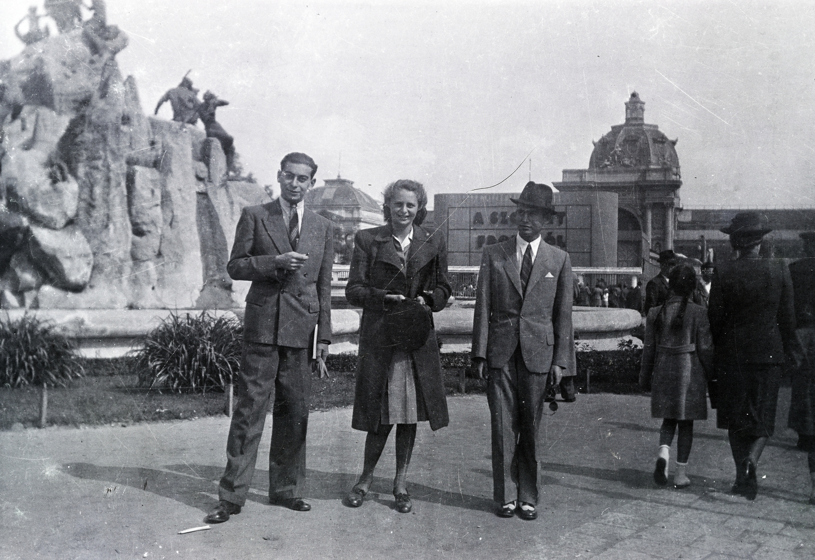Hungary, Budapest XIV., a felvétel a Sió tündér regéje szoborcsoport és szökőkút előtt készült, jobbra a háttérben az Iparcsarnok., 1939, Sík Endre, Budapest, Fortepan #256301