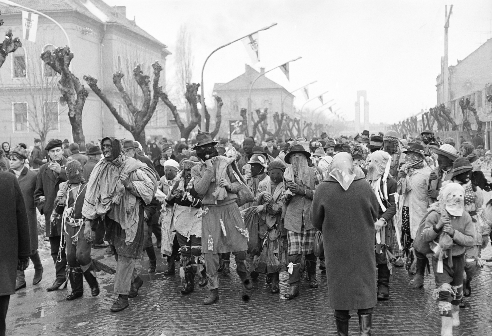 Hungary, Mohács, Szabadság utca busójárás idején. Háttérben a Hősök emlékműve., 1969, Székely Balázs, Best of, Fortepan #256318