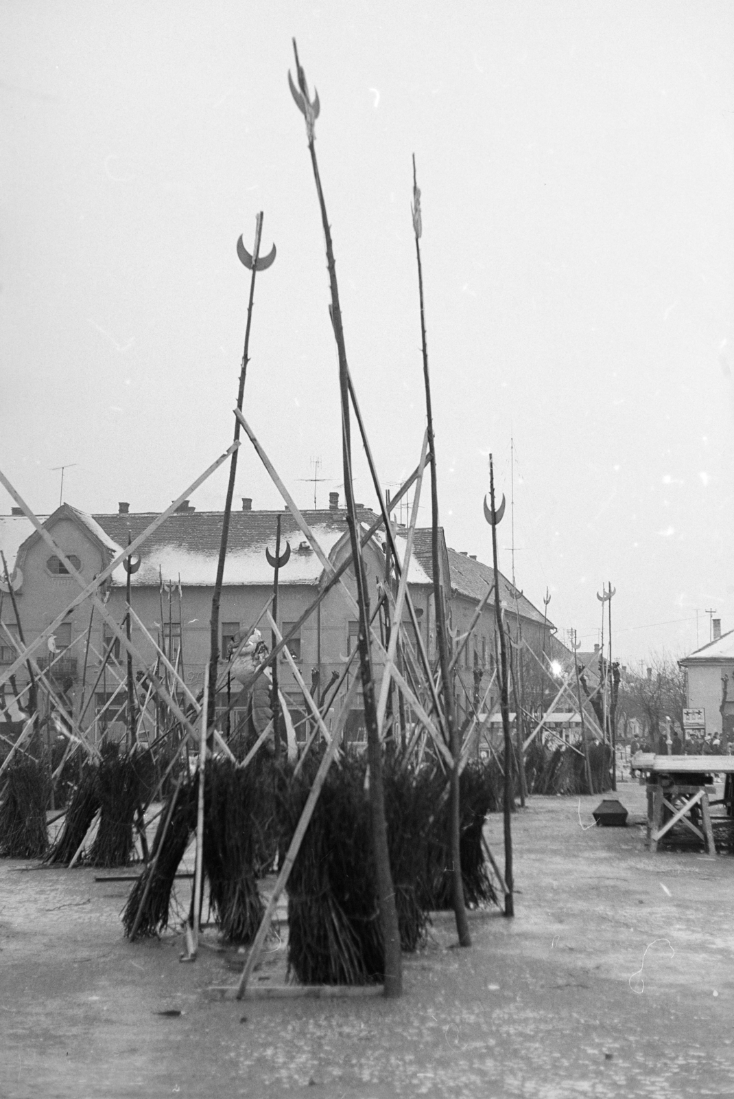 Hungary, Mohács, Széchenyi tér busójárás idején, háttérben a Szabadság utca - Vörösmarty utca sarkán álló ház látható., 1969, Székely Balázs, Fortepan #256324