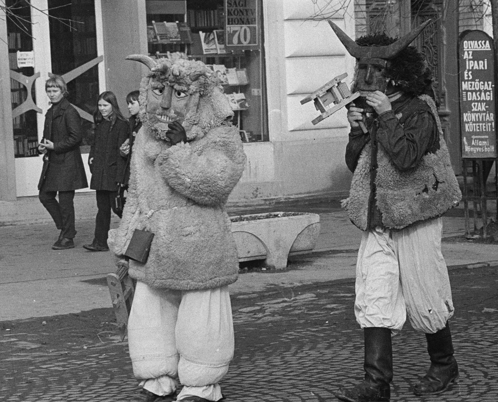 Hungary, Mohács, a Szabadság utca busójárás idején., 1969, Székely Balázs, Fortepan #256325