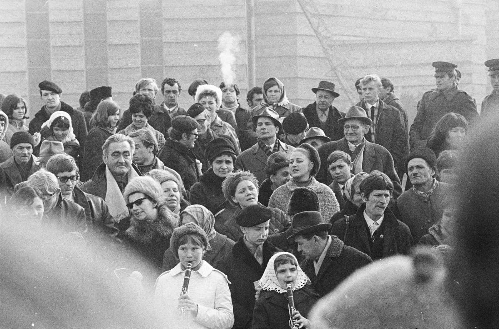 Hungary, Mohács, Széchenyi tér busójárás idején, háttérben a Fogadalmi templom., 1969, Székely Balázs, Fortepan #256326