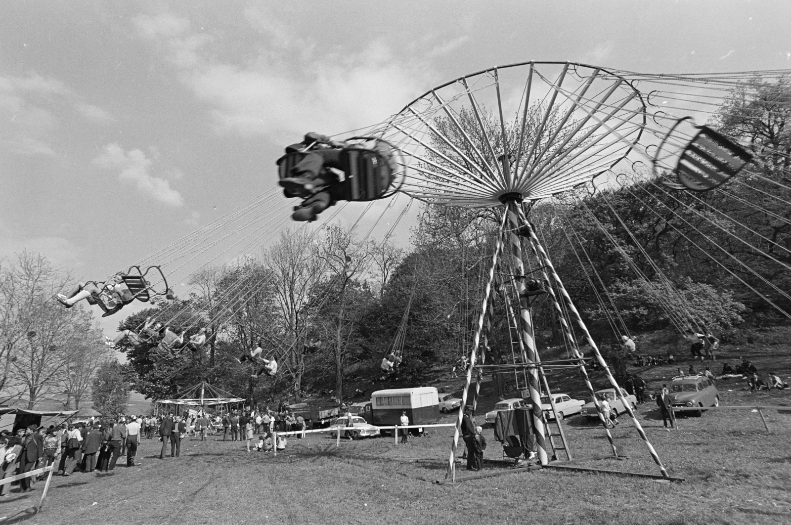 Magyarország, Bajót, Péliföldszentkereszt, búcsú a Szalézi rendház közelében., 1970, Székely Balázs, körhinta, Fortepan #256342