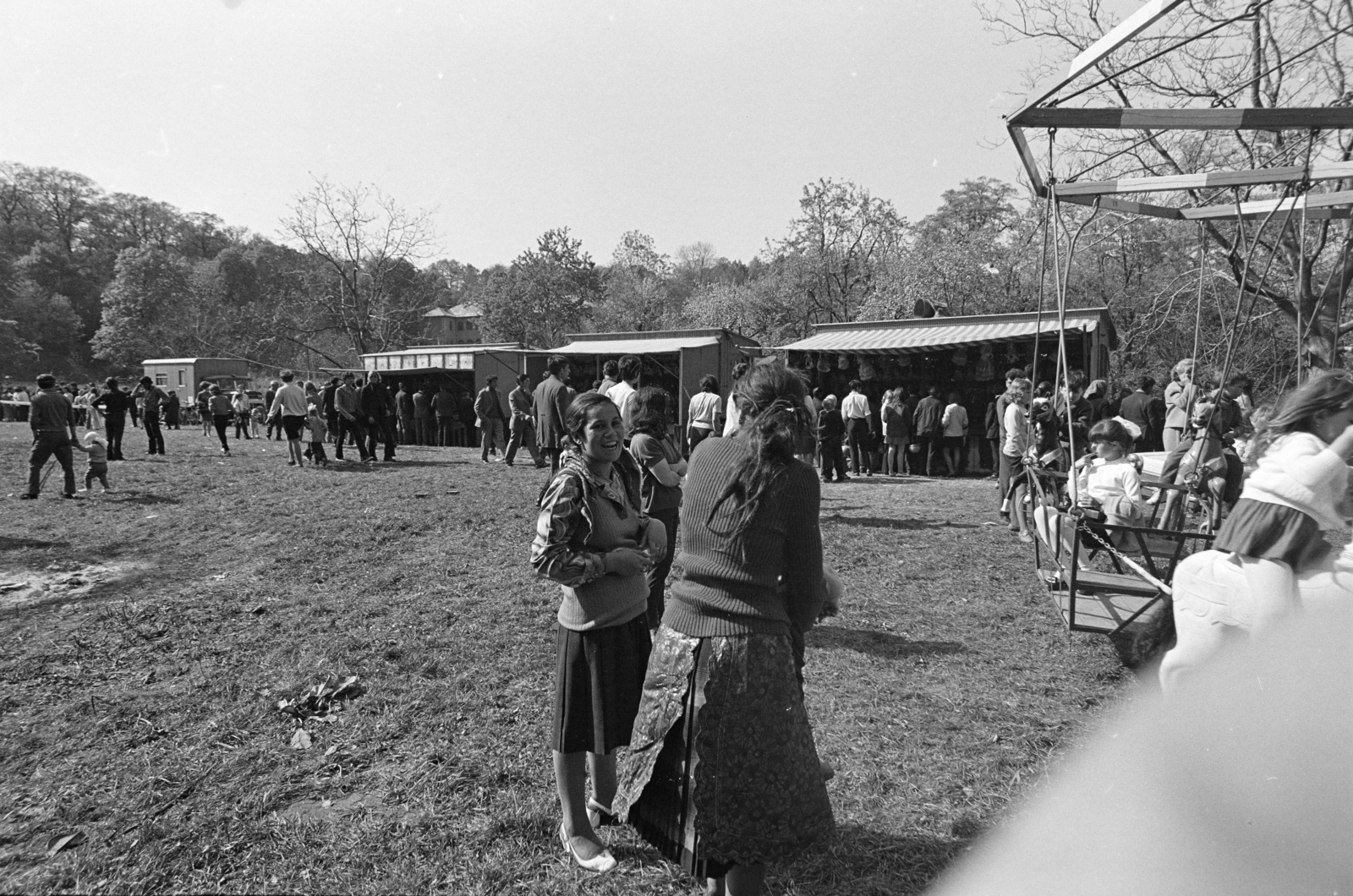 Hungary, Bajót, Péliföldszentkereszt, búcsú a Szalézi rendház közelében., 1970, Székely Balázs, carousel, shooting-gallery, village fair, Romani dress, Fortepan #256347