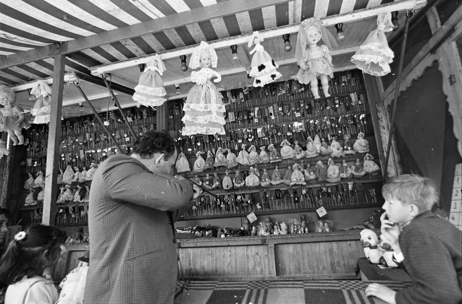 Hungary, Bajót, Péliföldszentkereszt, búcsú a Szalézi rendház közelében., 1970, Székely Balázs, Best of, shooting-gallery, toy doll, Fortepan #256351
