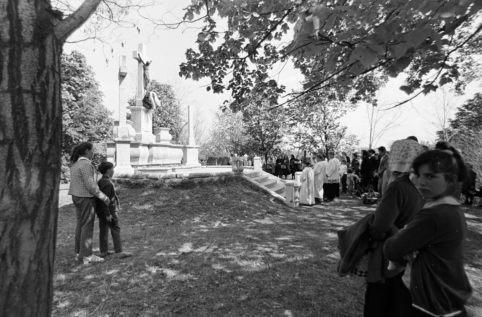 Hungary, Bajót, Péliföldszentkereszt, Kálvária, a felvétel búcsú alkalmával tartott szentmisén készült., 1970, Székely Balázs, calvary, pilgrimage, pilgrimage, Fortepan #256354