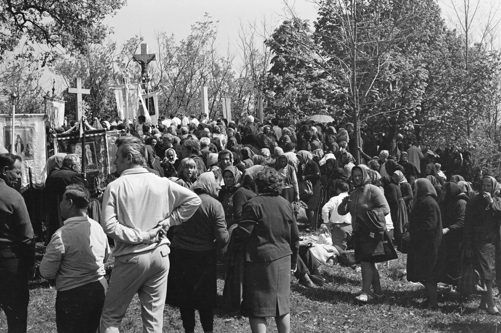 Hungary, Bajót, Péliföldszentkereszt, Kálvária, a felvétel búcsú alkalmával tartott szentmisén készült., 1970, Székely Balázs, calvary, folk costume, pilgrimage, pilgrimage, camera, cross, church flag, pilgrim, Fortepan #256357