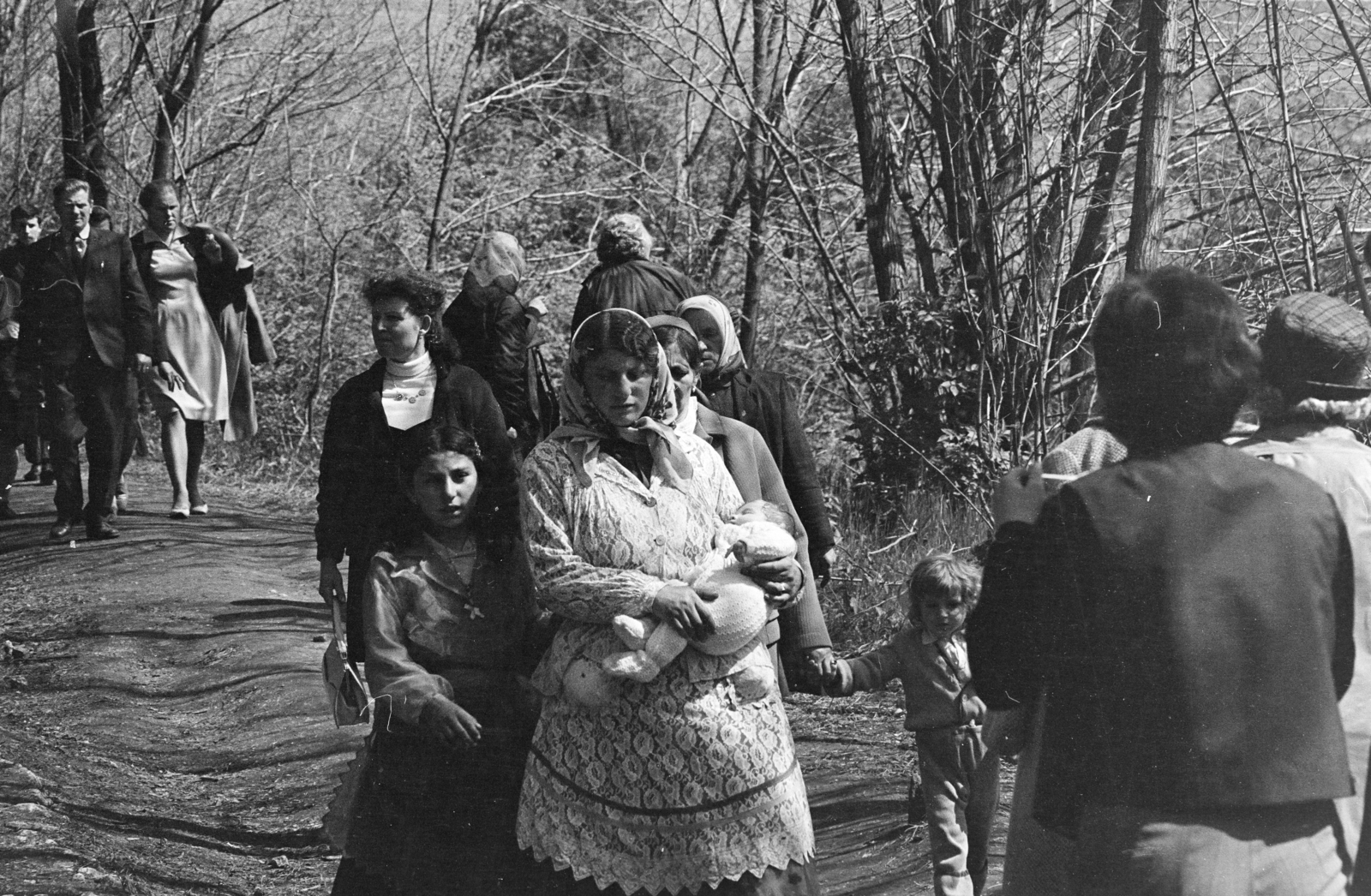 Hungary, Bajót, Péliföldszentkereszt, Kálvária, a felvétel búcsú alkalmával tartott szentmisén készült., 1970, Székely Balázs, pilgrimage, newborn, Romani dress, pilgrim, Fortepan #256359
