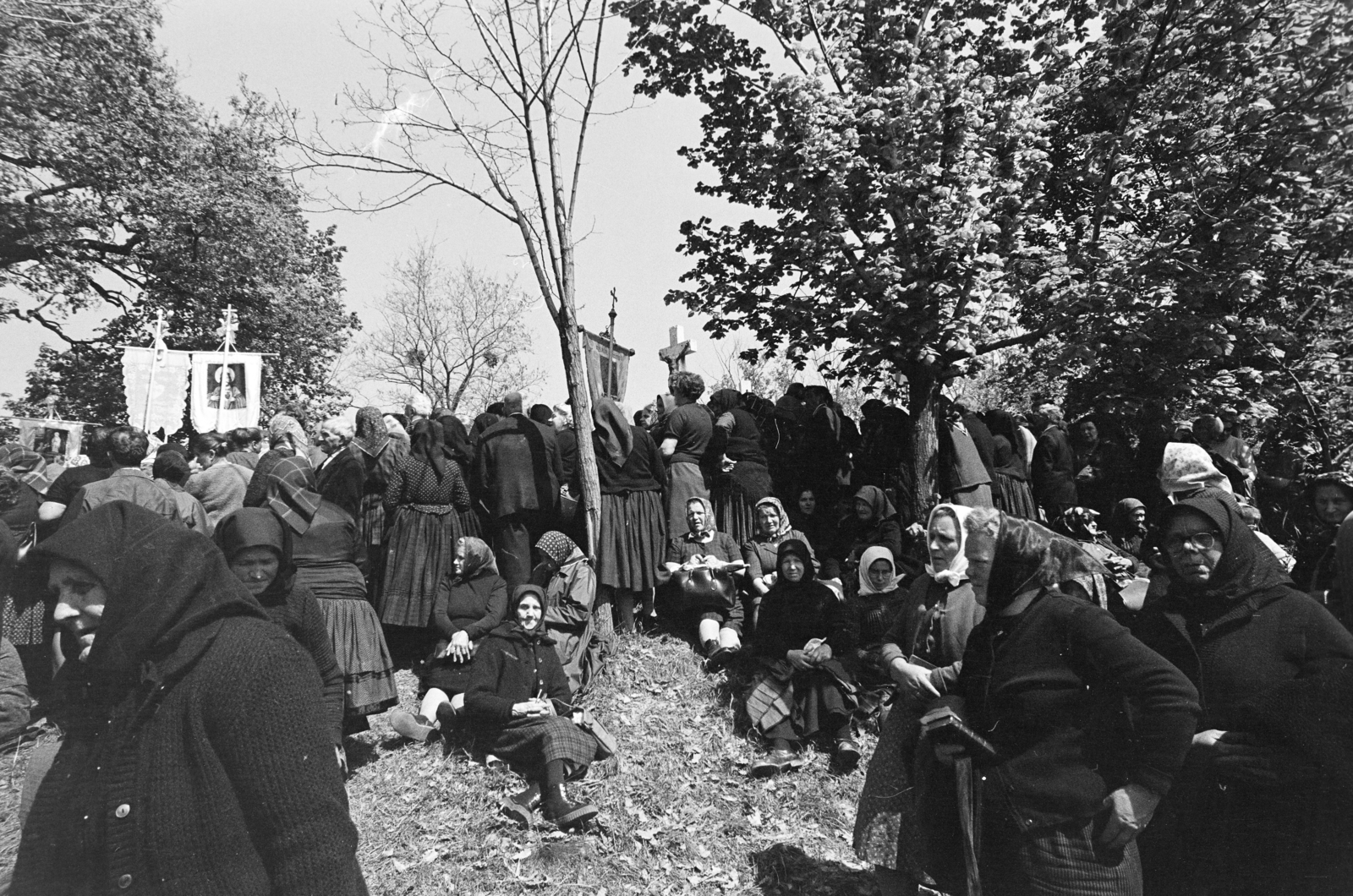 Hungary, Bajót, Péliföldszentkereszt, Kálvária, a felvétel búcsú alkalmával tartott szentmisén készült., 1970, Székely Balázs, folk costume, pilgrimage, pilgrimage, prayer book, church flag, Fortepan #256361