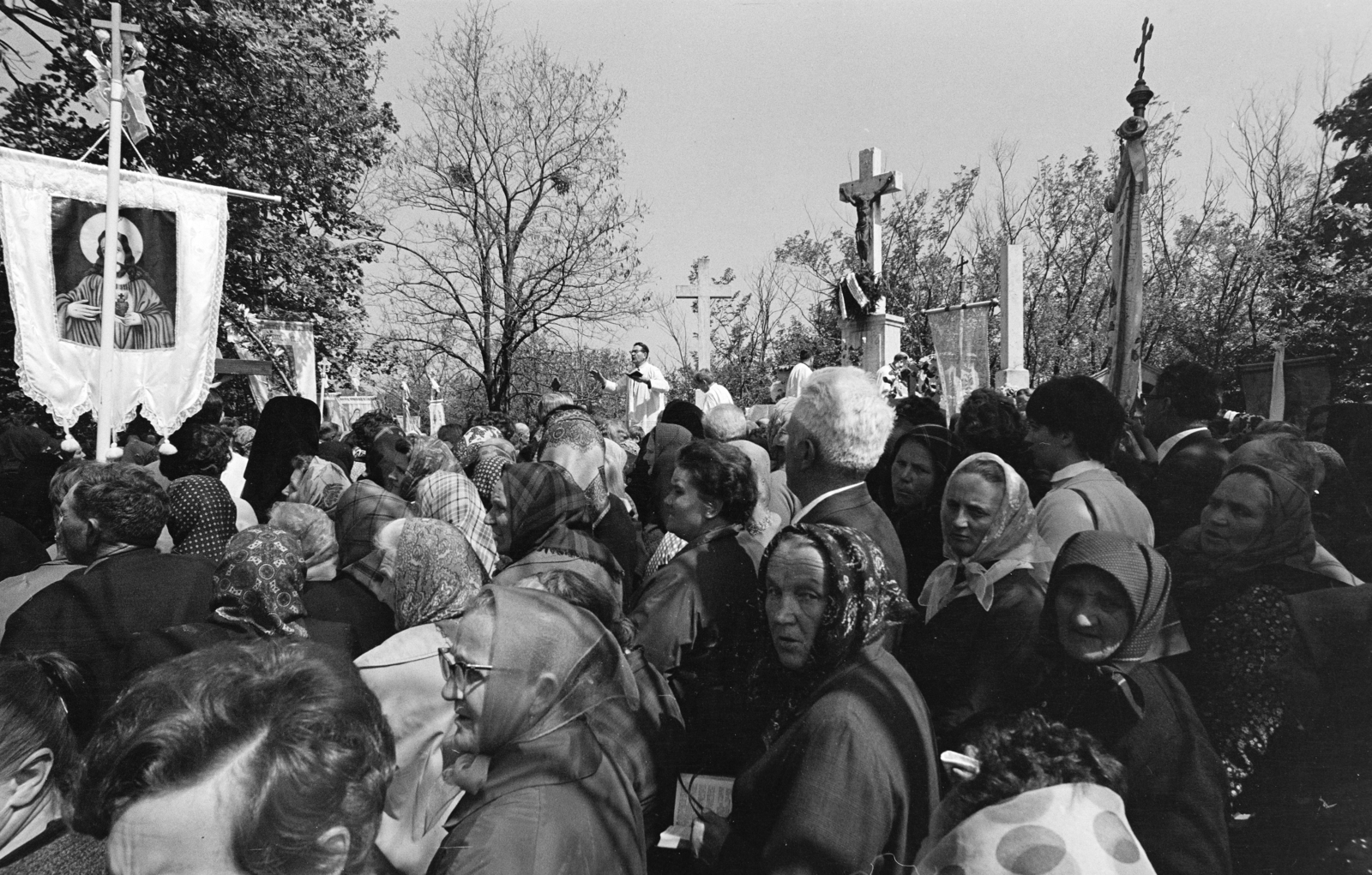 Magyarország, Bajót, Péliföldszentkereszt, Kálvária, a felvétel búcsú alkalmával tartott szentmisén készült., 1970, Székely Balázs, kálvária, zarándokhely, zarándoklat, imakönyv, egyházi zászló, Fortepan #256362