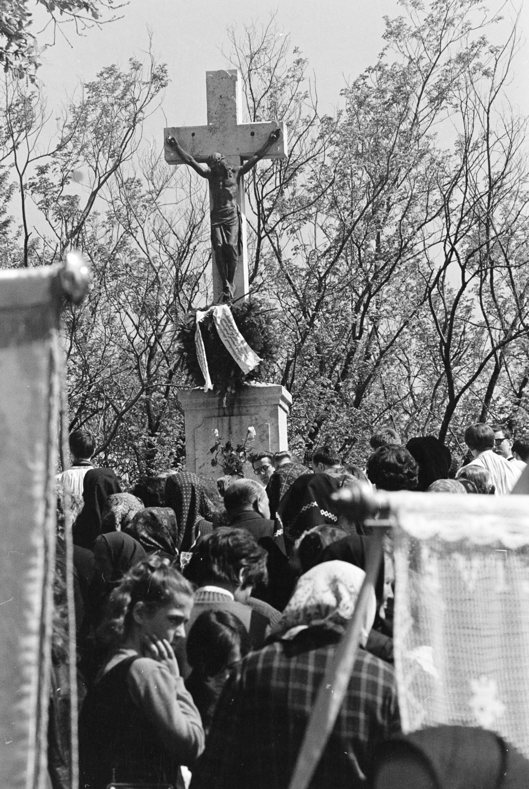 Magyarország, Bajót, Péliföldszentkereszt, Kálvária, a felvétel búcsú alkalmával tartott szentmisén készült., 1970, Székely Balázs, kereszt_jelkép, Fortepan #256366