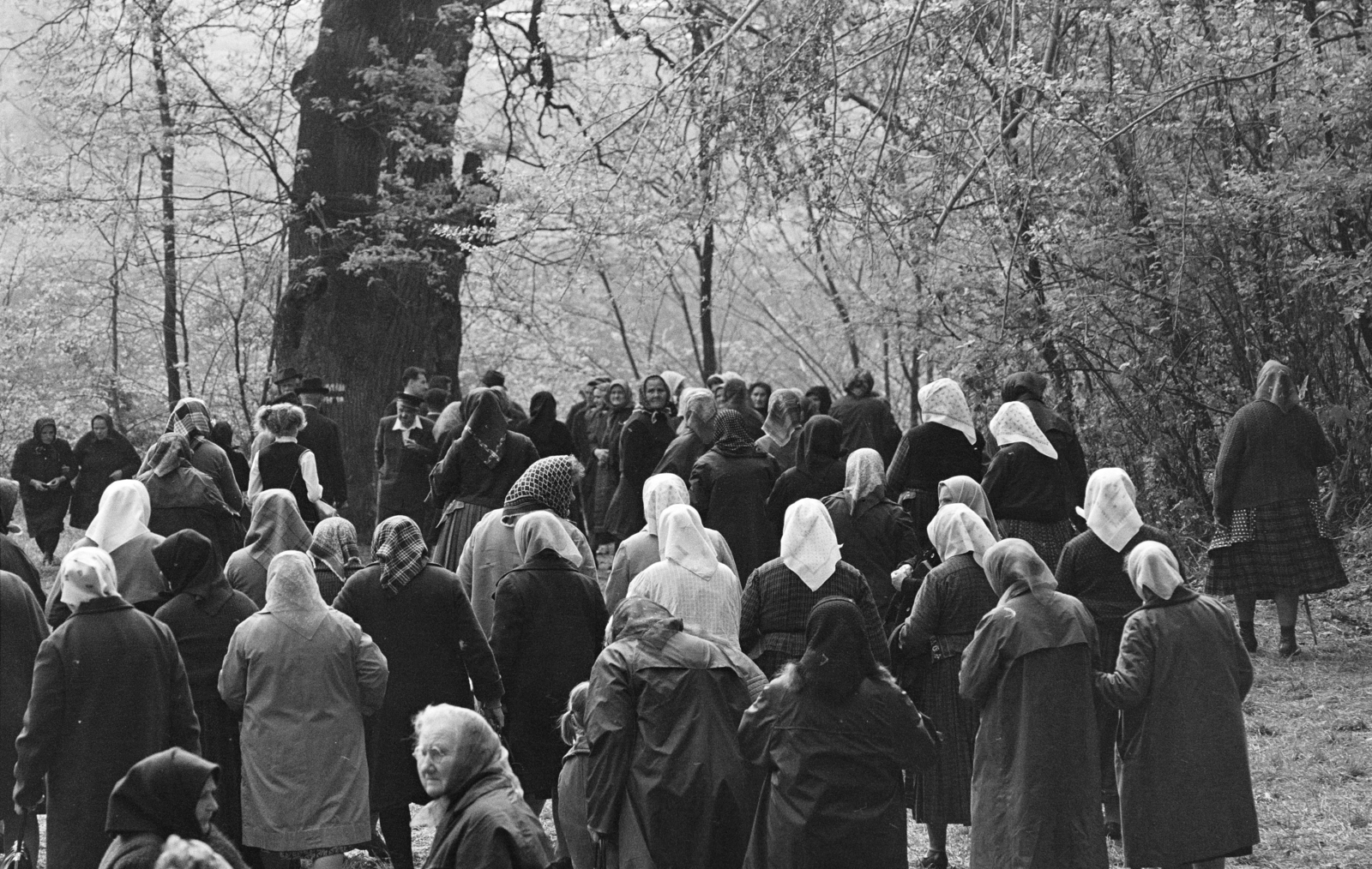 Hungary, Bajót, Péliföldszentkereszt, a felvétel a Lourdes-i barlang előtt készült., 1970, Székely Balázs, Fortepan #256371