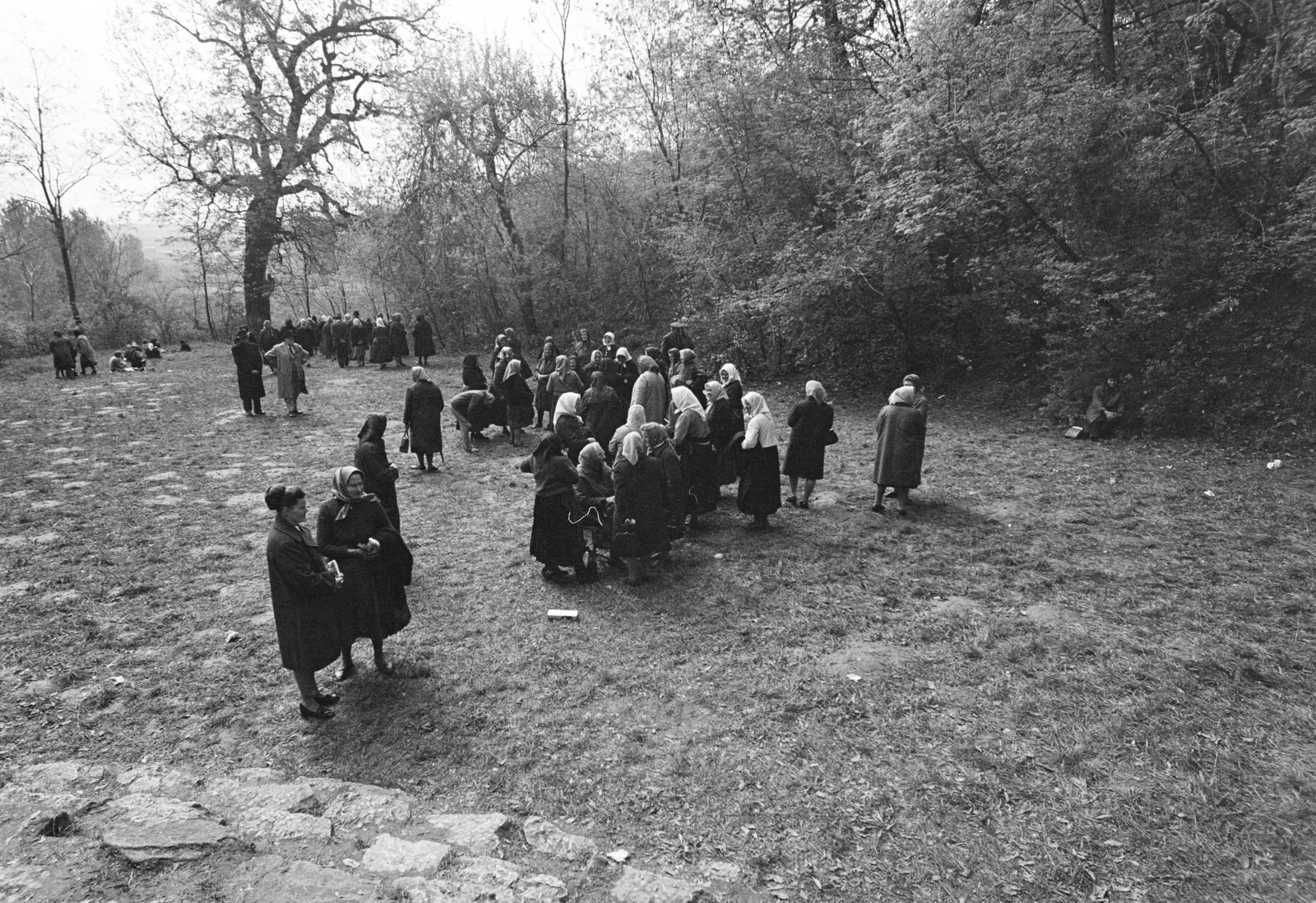 Hungary, Bajót, Péliföldszentkereszt, a felvétel a Lourdes-i barlang előtt készült., 1970, Székely Balázs, Fortepan #256375