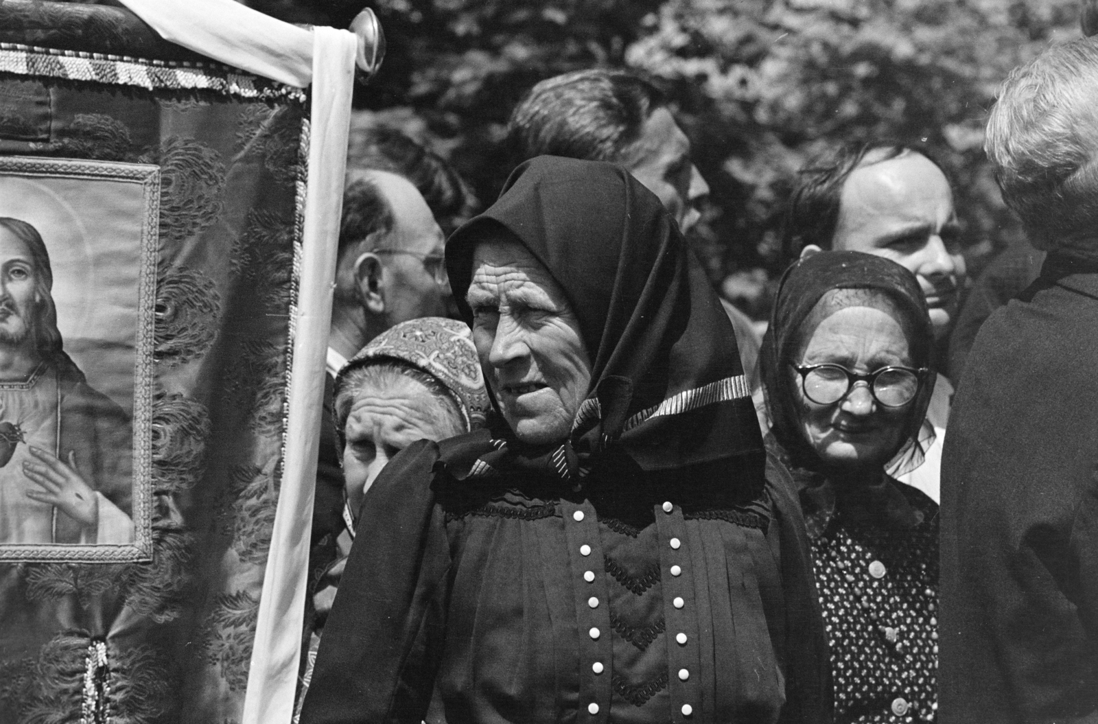 Hungary, Bajót, Péliföldszentkereszt, Kálvária, a felvétel búcsú alkalmával tartott szentmisén készült., 1970, Székely Balázs, folk costume, glasses, pilgrimage, pilgrimage, headscarf, church flag, Fortepan #256387