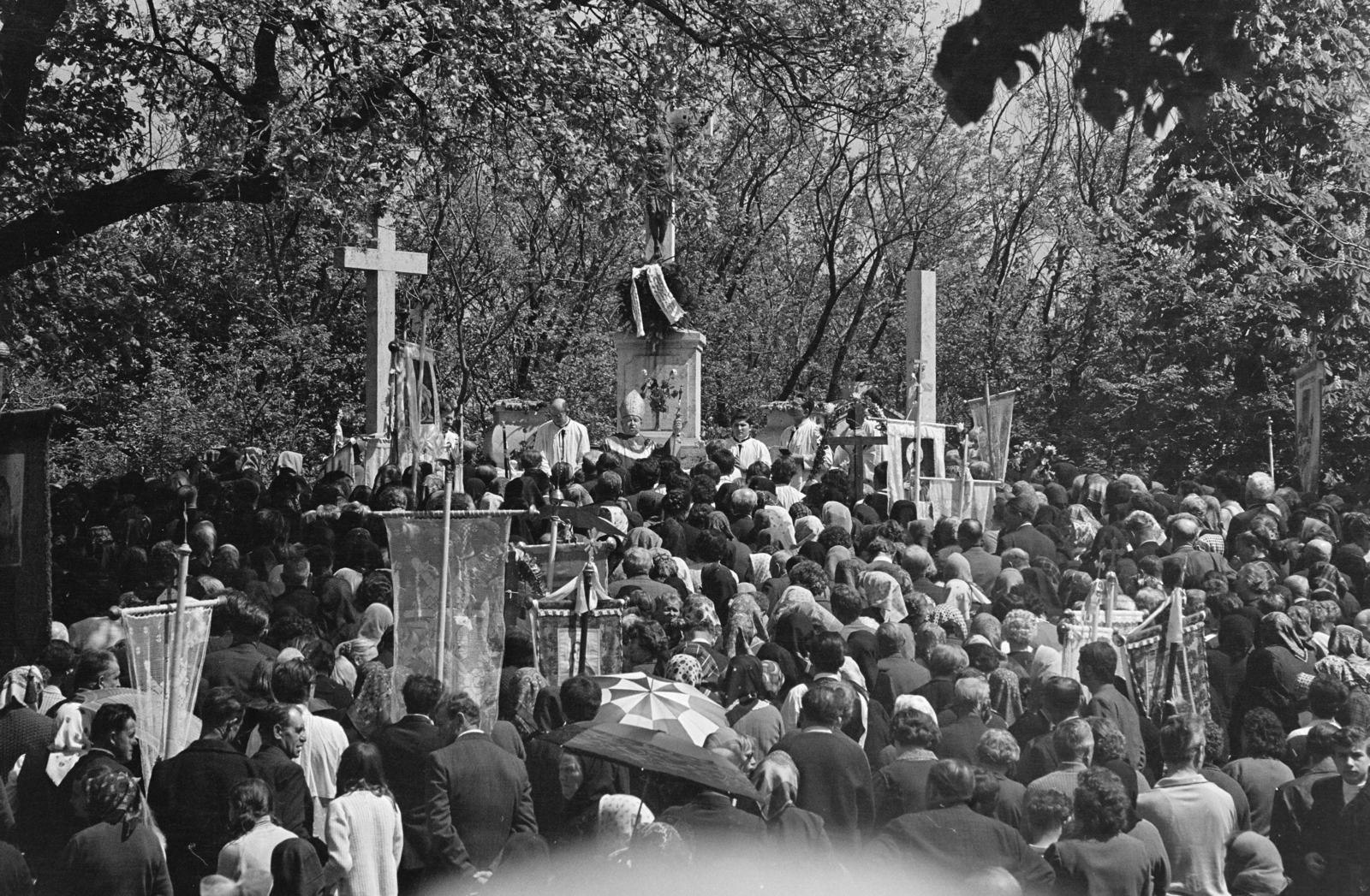 Hungary, Bajót, Péliföldszentkereszt, Kálvária, a felvétel búcsú alkalmával tartott szentmisén készült., 1970, Székely Balázs, Fortepan #256389