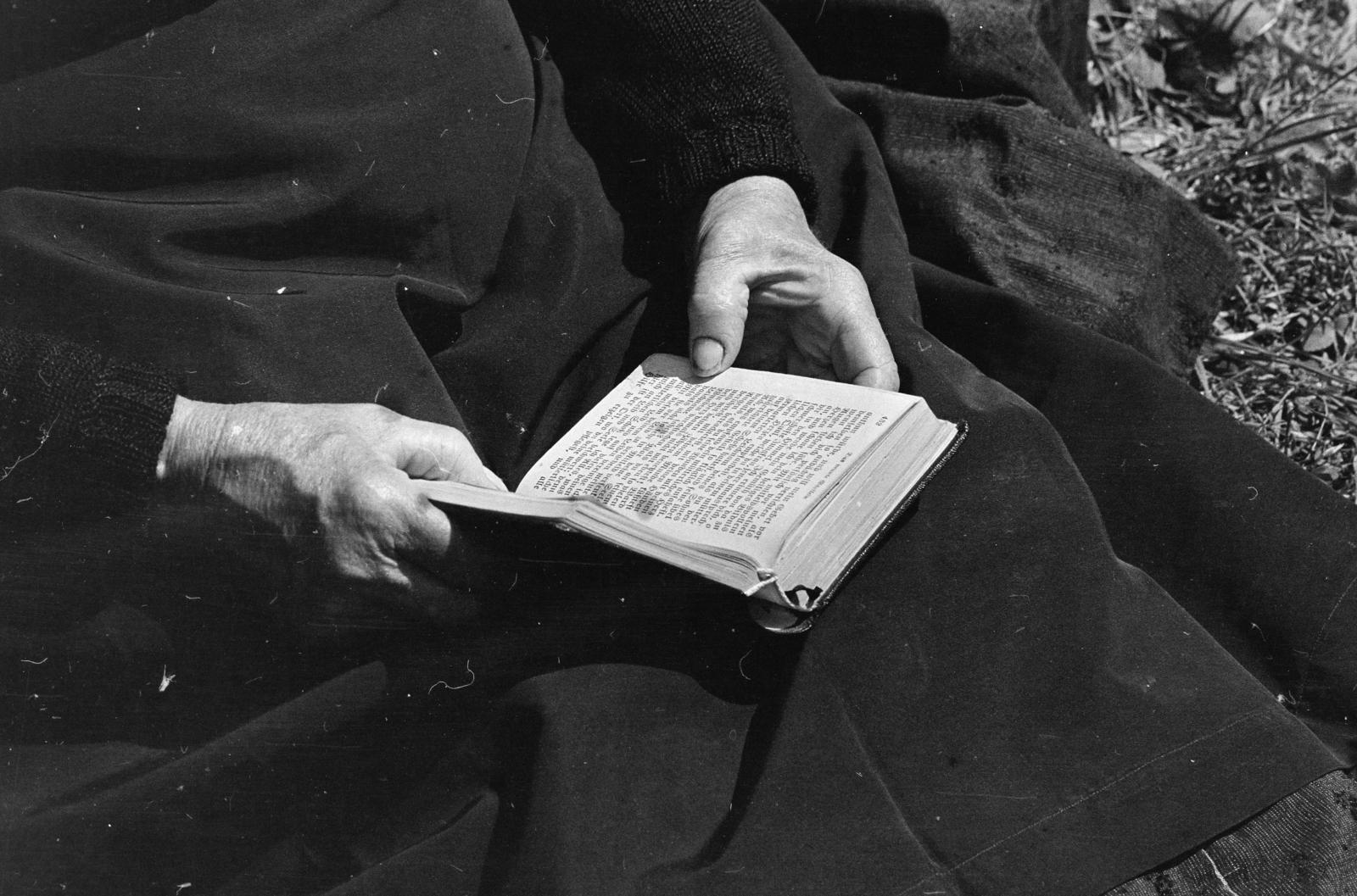 Magyarország, Bajót, Péliföldszentkereszt, Kálvária, a felvétel búcsú alkalmával tartott szentmisén készült., 1970, Székely Balázs, zarándokhely, zarándoklat, népviselet, imakönyv, Fortepan #256390