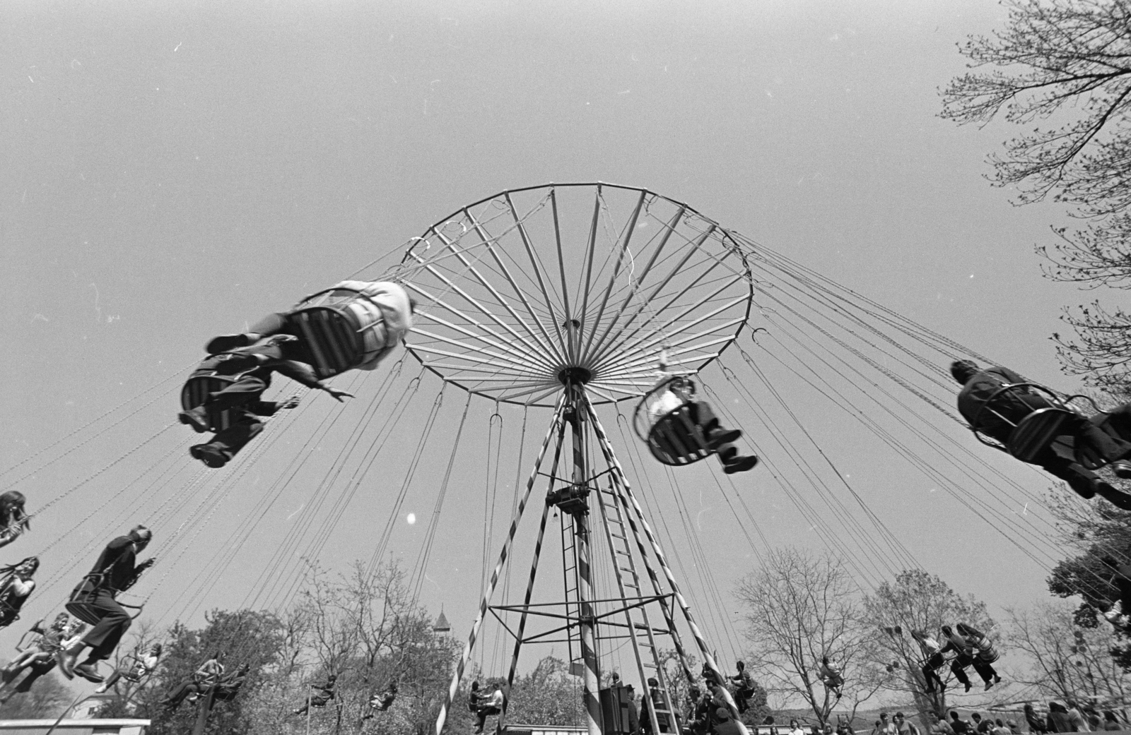 Hungary, Bajót, Péliföldszentkereszt, búcsú a Szalézi rendház közelében., 1970, Székely Balázs, pilgrimage, pilgrimage, carousel, village fair, Fortepan #256392