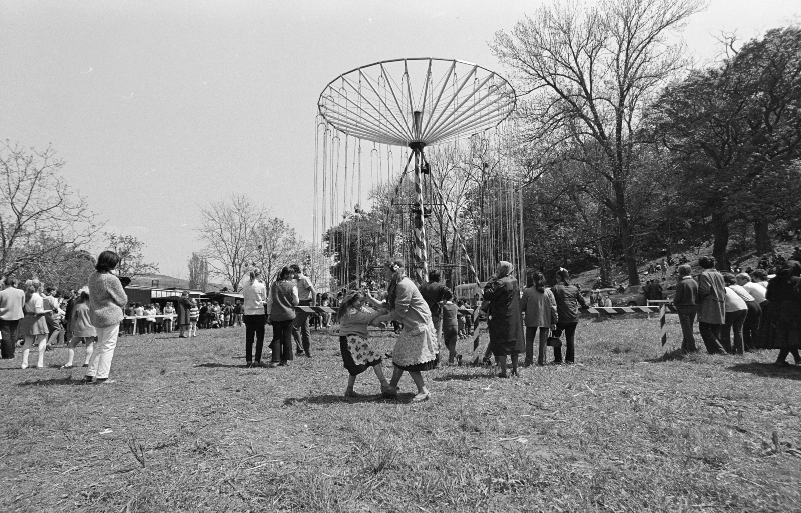 Hungary, Bajót, Péliföldszentkereszt, búcsú a Szalézi rendház közelében., 1970, Székely Balázs, pilgrimage, pilgrimage, carousel, village fair, Romani dress, Fortepan #256394
