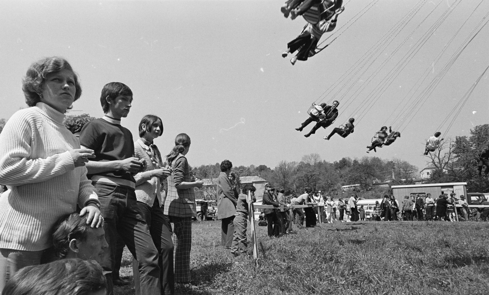 Hungary, Bajót, Péliföldszentkereszt, búcsú a Szalézi rendház közelében., 1970, Székely Balázs, Best of, pilgrimage, pilgrimage, carousel, cigarette, gingerbread, rosary, village fair, Fortepan #256397