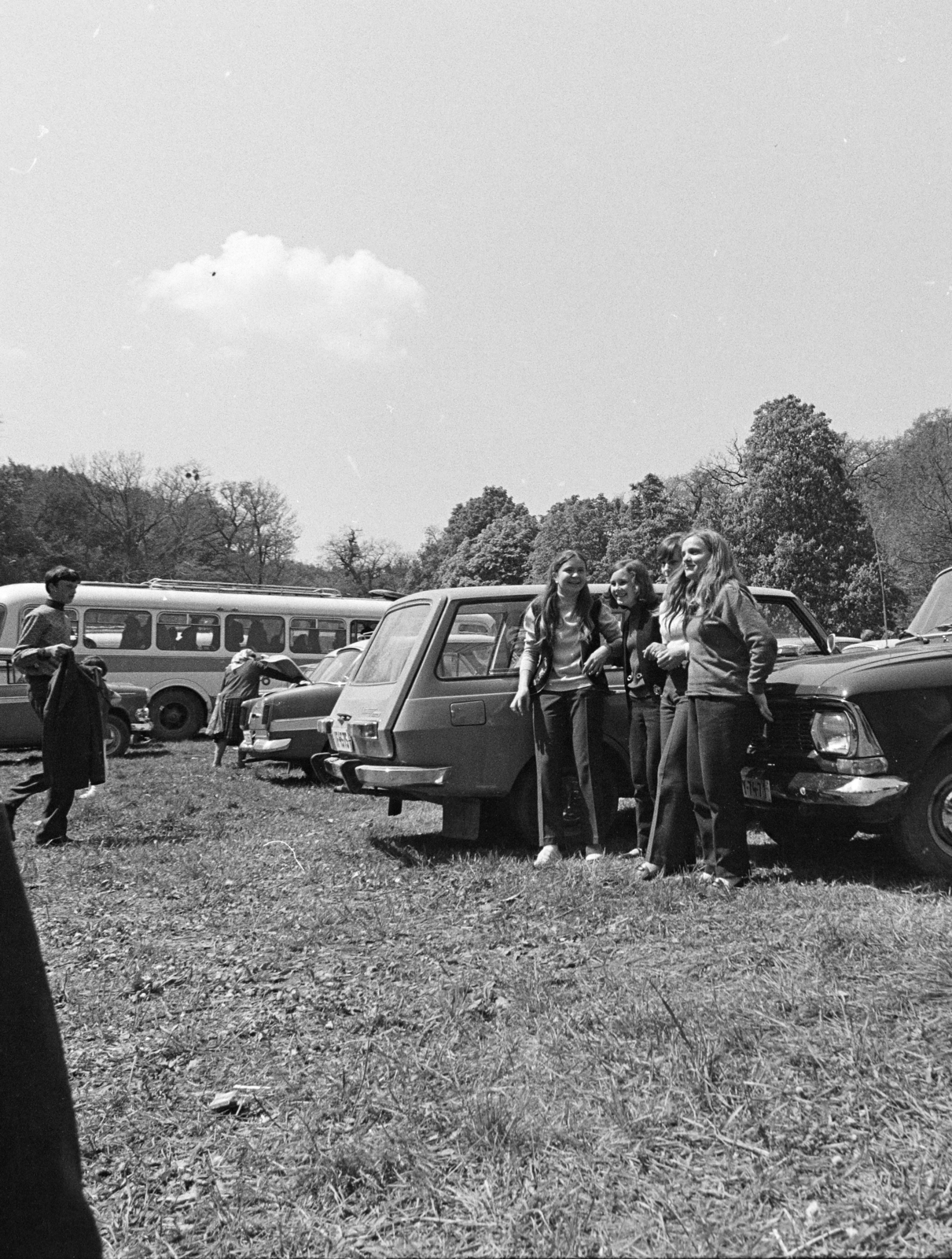 Hungary, Bajót, Péliföldszentkereszt, búcsú a Szalézi rendház közelében., 1970, Székely Balázs, pilgrimage, pilgrimage, village fair, Fortepan #256398