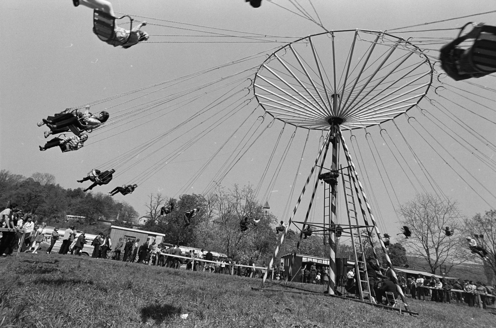 Hungary, Bajót, Péliföldszentkereszt, búcsú a Szalézi rendház közelében., 1970, Székely Balázs, carousel, Fortepan #256399