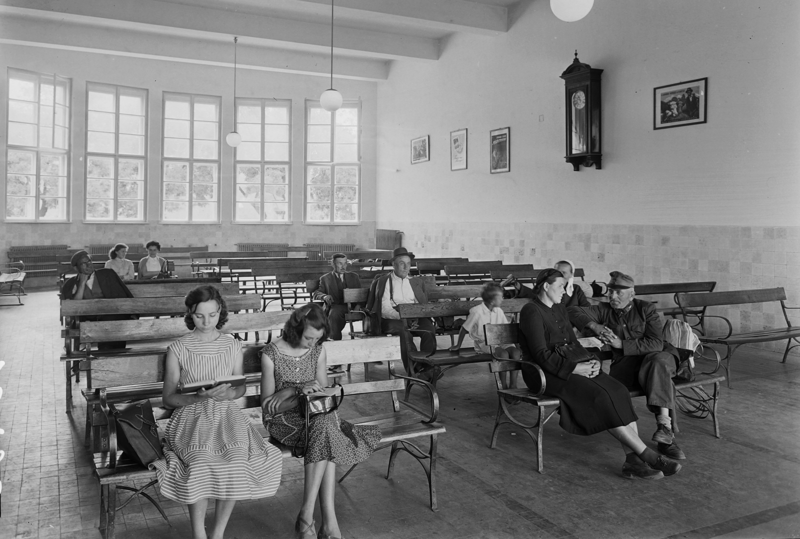 Magyarország, Sárbogárd, vasútállomás., 1958, UVATERV, falióra, váróterem, vasbeton födém, Fortepan #2564