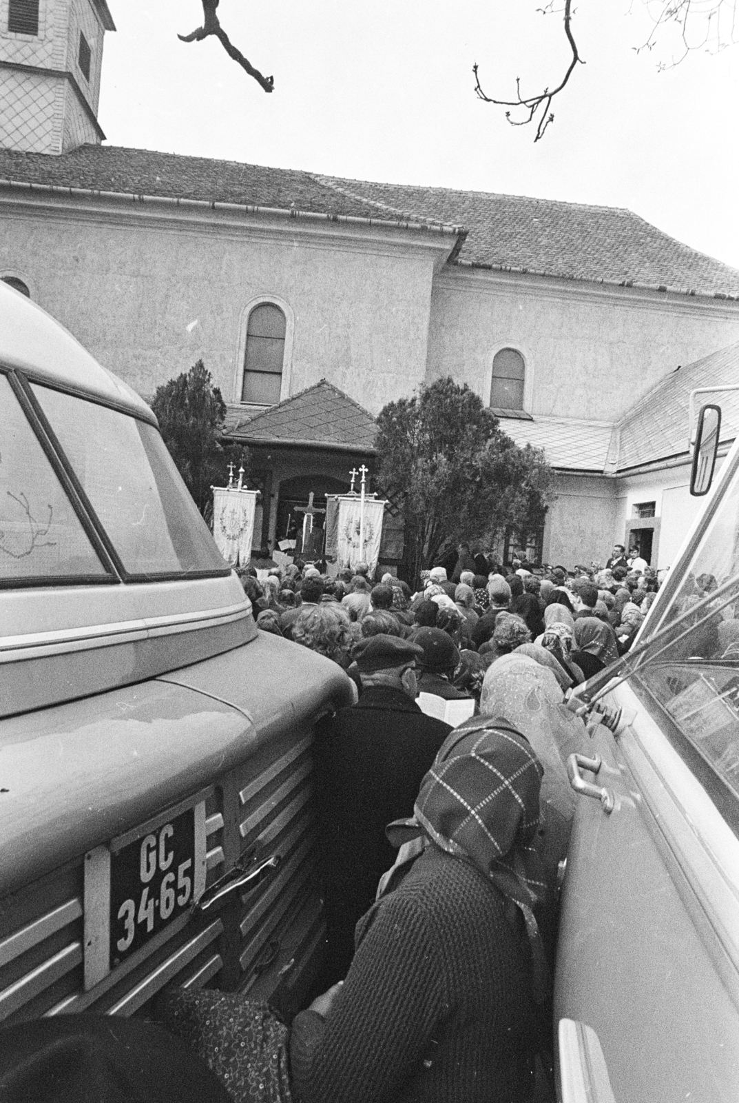 Hungary, Bajót, Péliföldszentkereszt, a felvétel a Szalézi templom mellett készült., 1970, Székely Balázs, Fortepan #256410