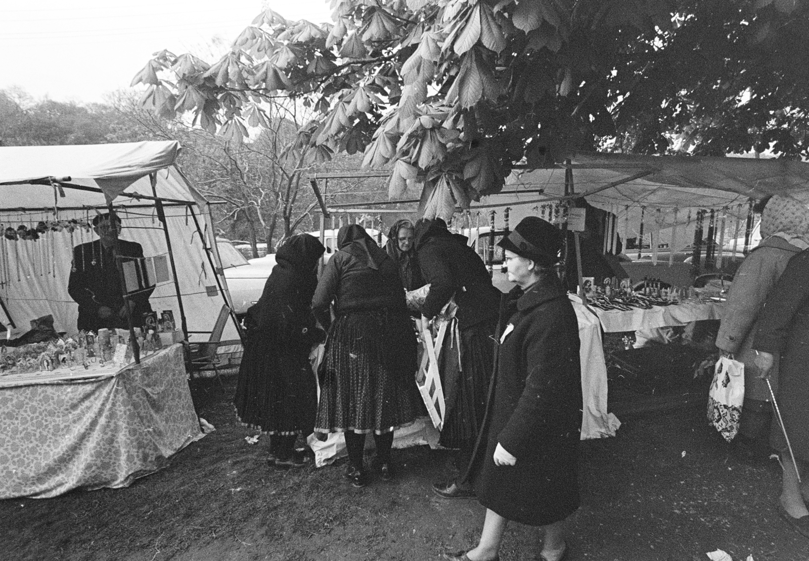 Hungary, Bajót, Péliföldszentkereszt, a felvétel a Szalézi rendház közelében tartott búcsú idején készült., 1970, Székely Balázs, Fortepan #256415