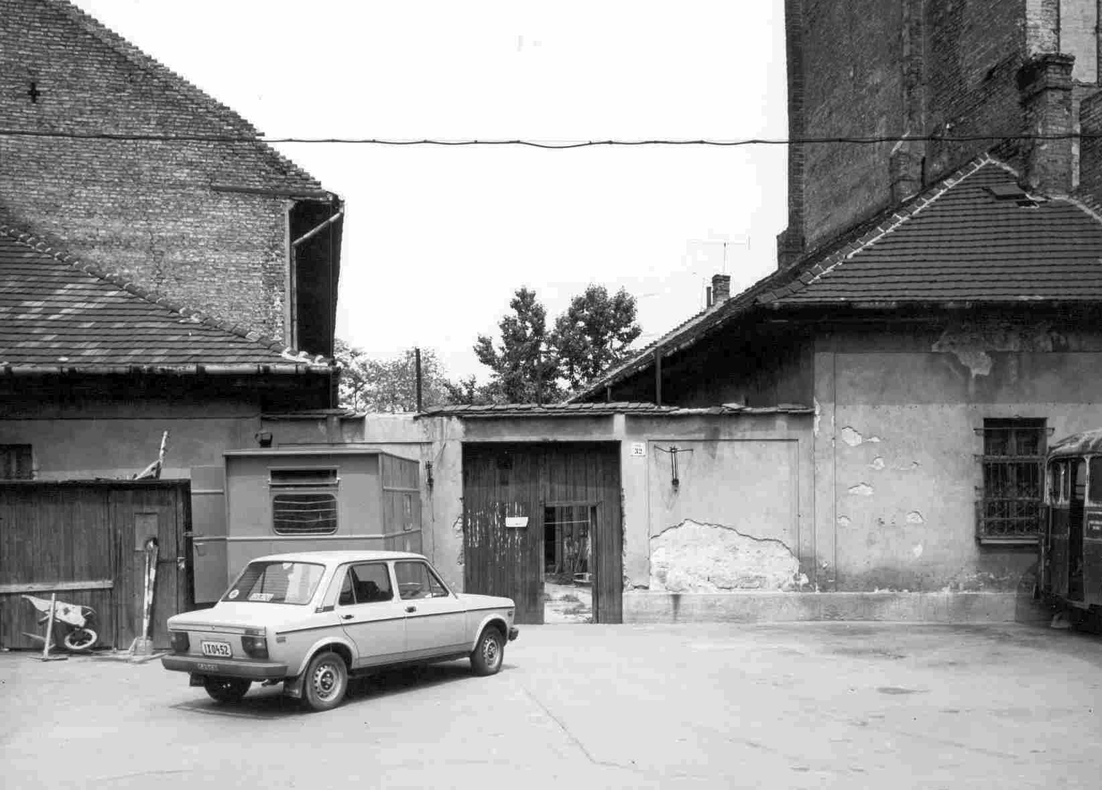 Hungary, Budapest IX., Tompa utca 32., 1974, Ferencvárosi Helytörténeti Gyűjtemény, gate, street view, Fiat-brand, Italian brand, wreck, automobile, number plate, Budapest, Fortepan #25642