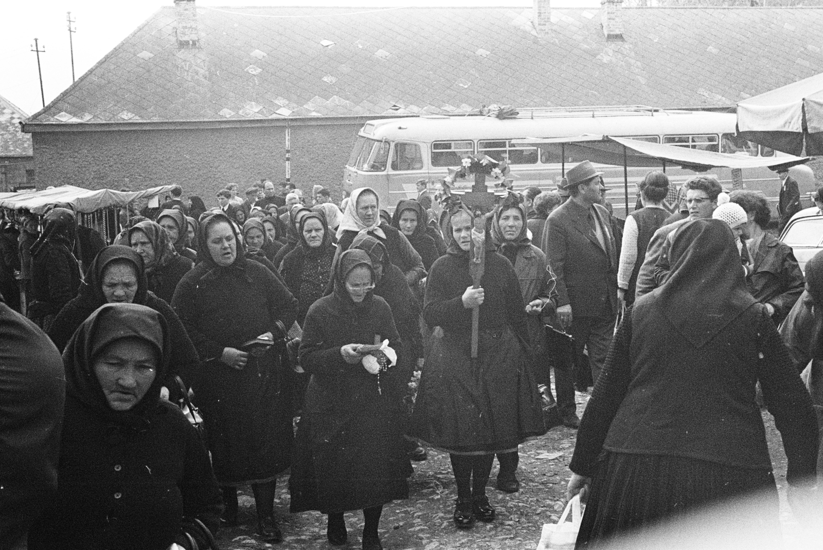 Hungary, Bajót, Péliföldszentkereszt, a felvétel a Szalézi rendház közelében tartott búcsú idején készült., 1970, Székely Balázs, Fortepan #256427