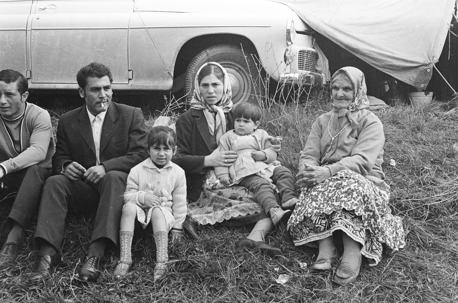 Hungary, Bajót, Péliföldszentkereszt, a felvétel a Szalézi rendház közelében tartott búcsú idején készült., 1970, Székely Balázs, pilgrimage, pilgrimage, family, cigarette, gingerbread, rosary, Romani dress, Fortepan #256428