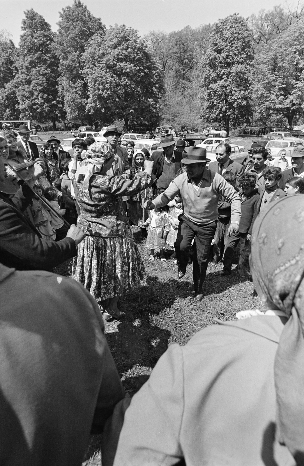 Hungary, Bajót, Péliföldszentkereszt, a felvétel a Szalézi rendház közelében tartott búcsú idején készült., 1970, Székely Balázs, pilgrimage, pilgrimage, gypsy, dance, Romani dress, violin, Fortepan #256429