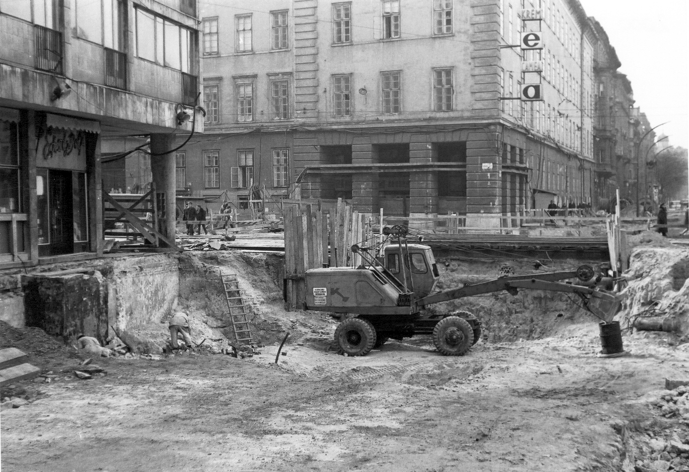 Magyarország, Budapest IX., Ferenc körút - Üllői út sarok, aluljáró építése. Szemben az egykori Kilián laktanya épülete., 1971, Ferencvárosi Helytörténeti Gyűjtemény, építkezés, munkagép, metróépítés, Budapest, Fortepan #25643