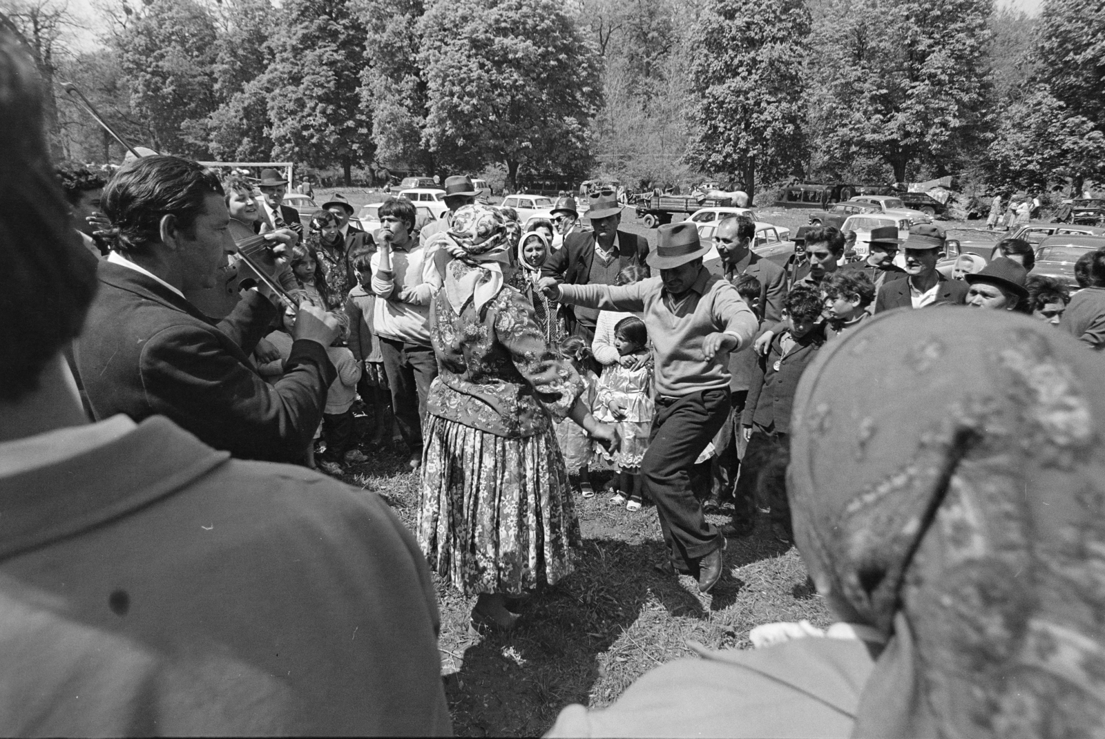 Hungary, Bajót, Péliföldszentkereszt, a felvétel a Szalézi rendház közelében tartott búcsú idején készült., 1970, Székely Balázs, pilgrimage, pilgrimage, dance, Romani dress, violin, Fortepan #256430