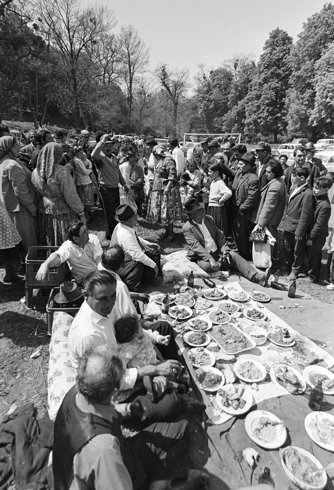 Magyarország, Bajót, Péliföldszentkereszt, a felvétel a Szalézi rendház közelében tartott búcsú idején készült., 1970, Székely Balázs, kalap, zarándokhely, zarándoklat, sör, mulatozás, bajusz, pipa, cigaretta, svájcisapka, roma népviselet, gyűrű, Fortepan #256433