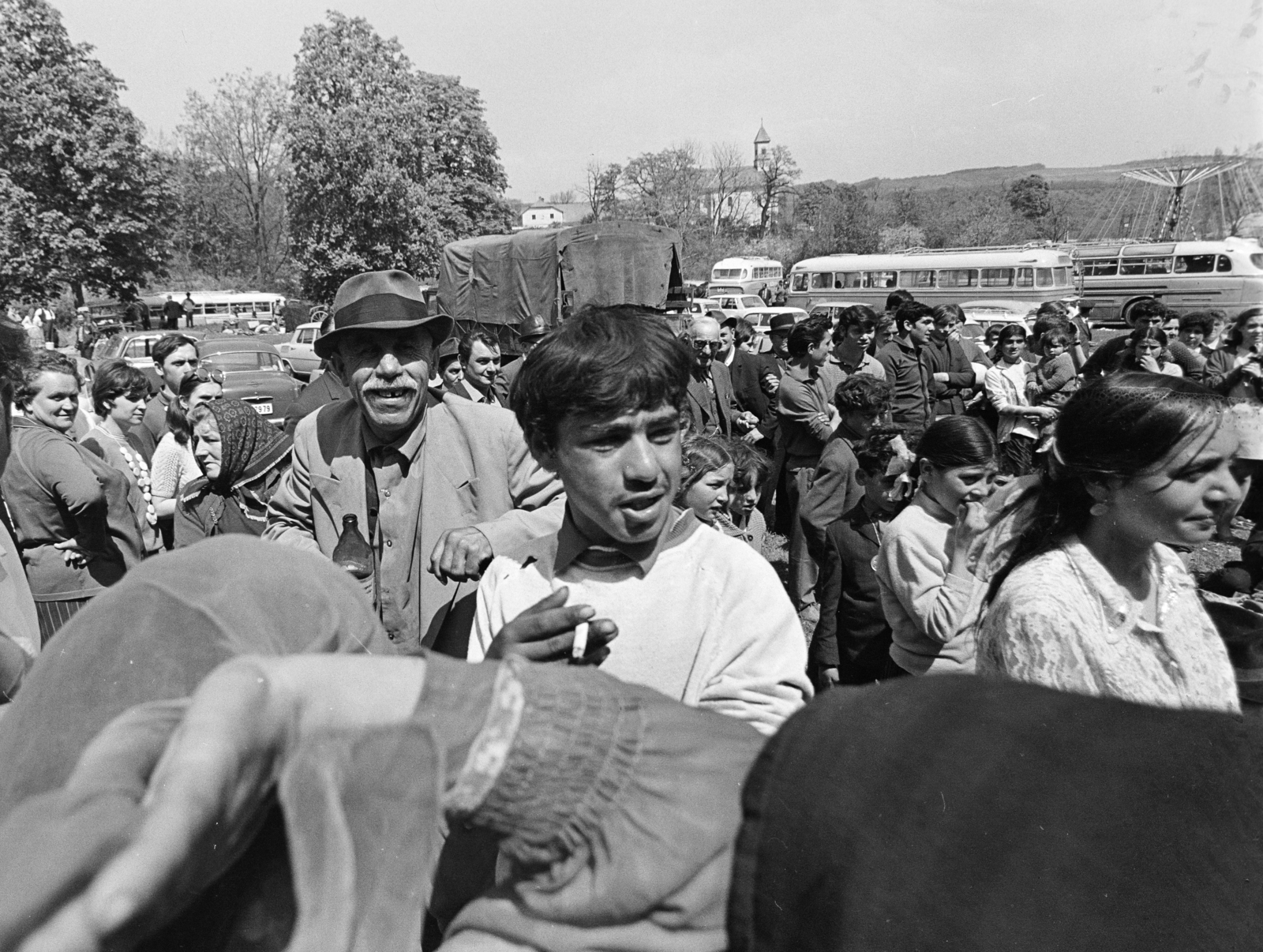 Hungary, Bajót, Péliföldszentkereszt, a felvétel a Szalézi rendház közelében tartott búcsú idején készült., 1970, Székely Balázs, hat, pilgrimage, pilgrimage, beer, partying, moustache, bus, carousel, cigarette, gingerbread, rosary, village fair, Romani dress, Fortepan #256434
