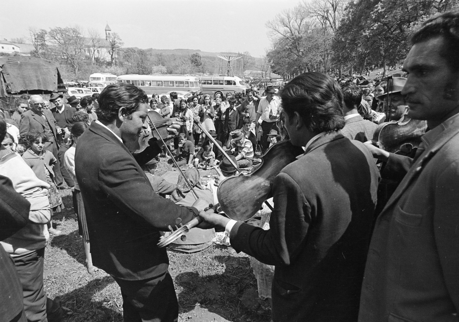 Hungary, Bajót, Péliföldszentkereszt, a felvétel a Szalézi rendház közelében tartott búcsú idején készült., 1970, Székely Balázs, hat, pilgrimage, pilgrimage, beer, carousel, sideburns, village fair, Romani dress, meal, Fortepan #256436