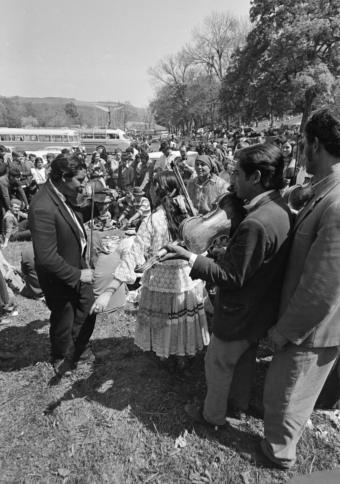 Magyarország, Bajót, Péliföldszentkereszt, a felvétel a Szalézi rendház közelében tartott búcsú idején készült., 1970, Székely Balázs, kalap, zarándokhely, zarándoklat, éneklés, tánc, mulatság, autóbusz, körhinta, pajesz, búcsú, roma népviselet, étkezés, Fortepan #256437