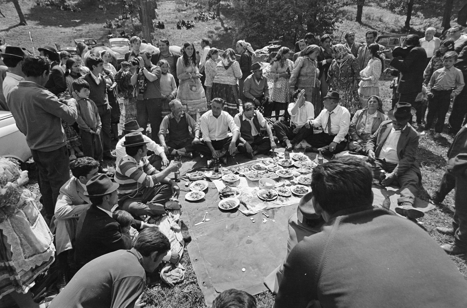 Magyarország, Bajót, Péliföldszentkereszt, a felvétel a Szalézi rendház közelében tartott búcsú idején készült., 1970, Székely Balázs, kalap, zarándokhely, zarándoklat, éneklés, mulatozás, bajusz, pipa, fényképezőgép, roma népviselet, étkezés, gyűrű, Fortepan #256438