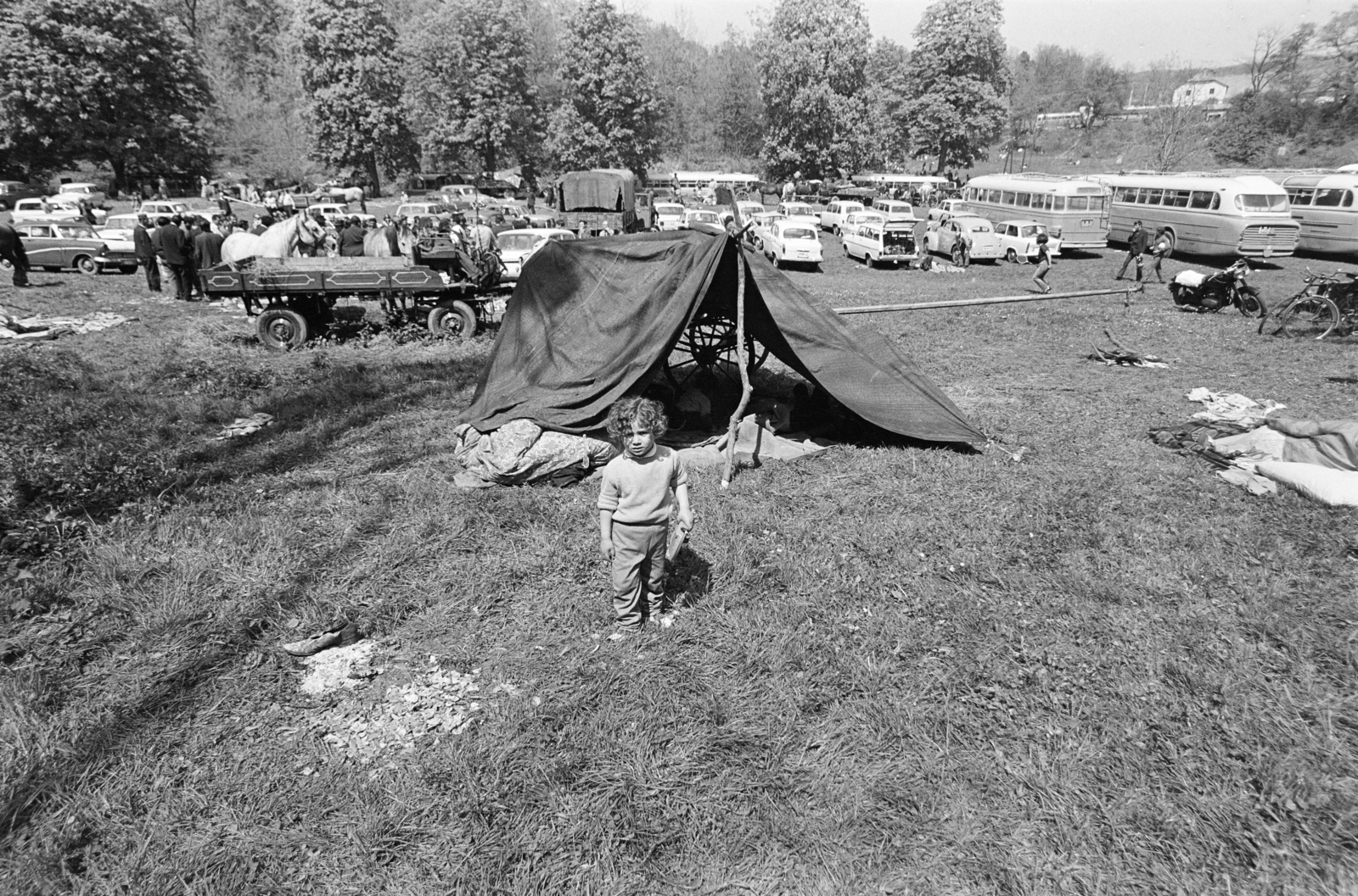 Hungary, Bajót, Péliföldszentkereszt, a felvétel a Szalézi rendház közelében tartott búcsú idején készült., 1970, Székely Balázs, pilgrimage, pilgrimage, Horse-drawn carriage, car park, bus, bicycle, tent, motorcycle, horse, kid, Fortepan #256439