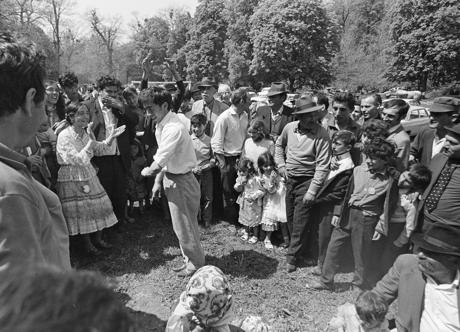 Hungary, Bajót, Péliföldszentkereszt, a felvétel a Szalézi rendház közelében tartott búcsú idején készült., 1970, Székely Balázs, hat, pilgrimage, pilgrimage, beer, partying, headscarf, dance, Romani dress, earring, Fortepan #256441
