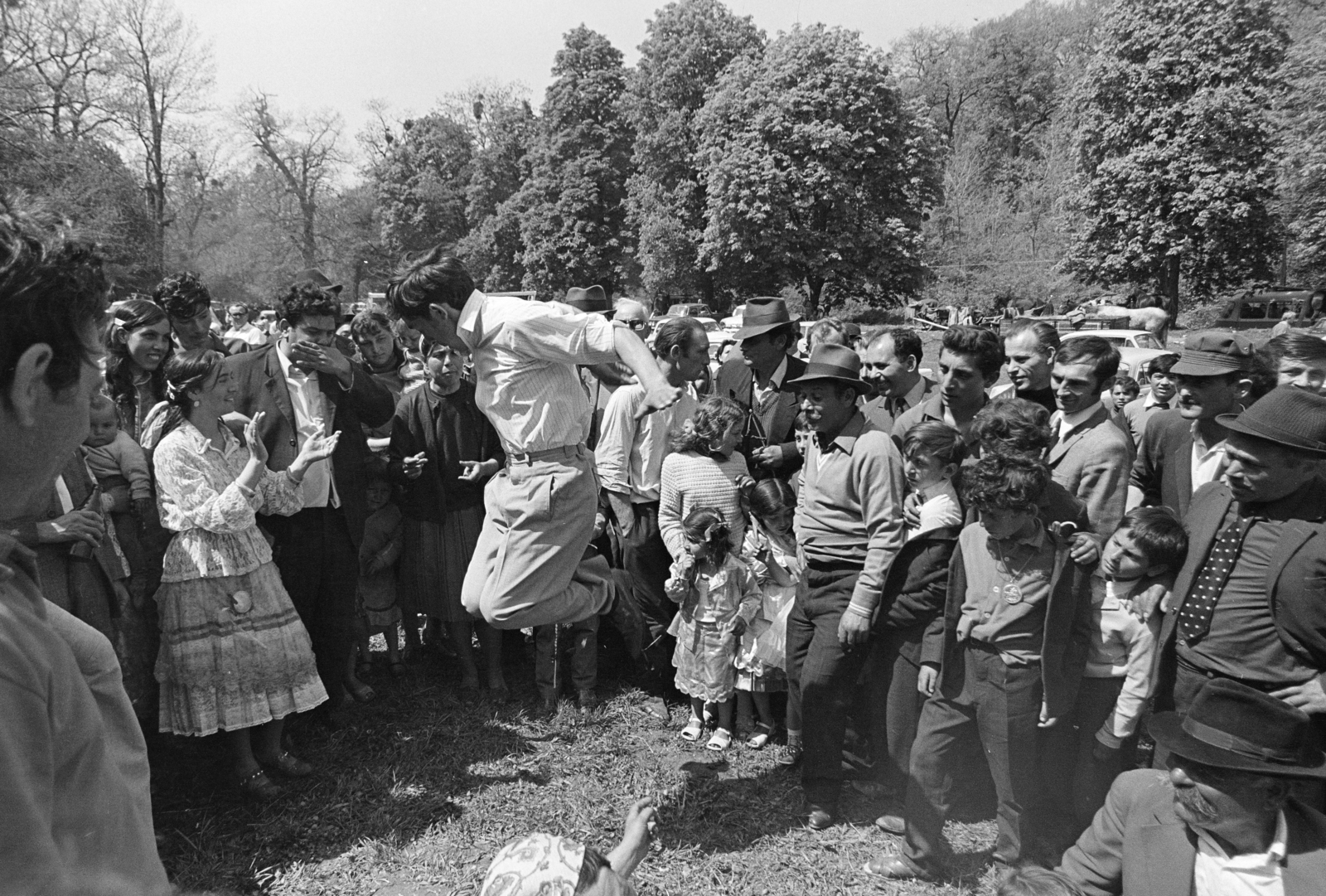 Hungary, Bajót, Péliföldszentkereszt, a felvétel a Szalézi rendház közelében tartott búcsú idején készült., 1970, Székely Balázs, pilgrimage, pilgrimage, partying, Romani dress, earring, Fortepan #256442