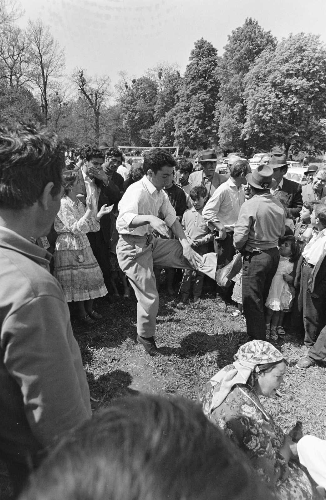 Hungary, Bajót, Péliföldszentkereszt, a felvétel a Szalézi rendház közelében tartott búcsú idején készült., 1970, Székely Balázs, pilgrimage, pilgrimage, partying, Romani dress, Fortepan #256444