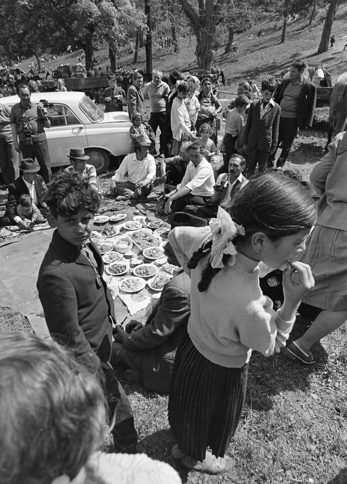 Hungary, Bajót, Péliföldszentkereszt, a felvétel a Szalézi rendház közelében tartott búcsú idején készült., 1970, Székely Balázs, hat, pilgrimage, pilgrimage, beer, partying, pipe, camera, Romani dress, meal, hairdo, Fortepan #256445