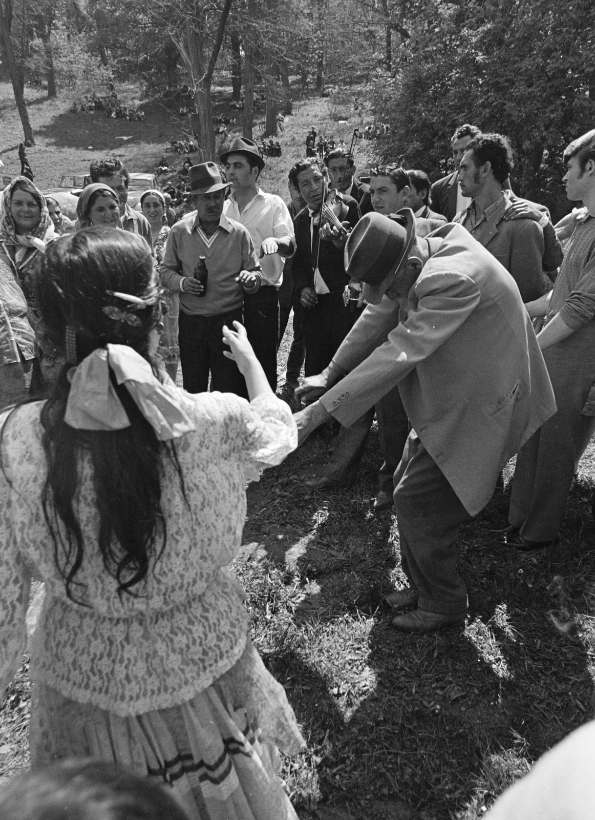 Hungary, Bajót, Péliföldszentkereszt, a felvétel a Szalézi rendház közelében tartott búcsú idején készült., 1970, Székely Balázs, hat, pilgrimage, pilgrimage, beer, partying, dance, Romani dress, Fortepan #256447